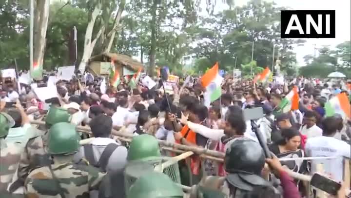 ANI - #WATCH | JPSC-JSSC alleged irregularities | Ranchi, Jharkhand: Studen...